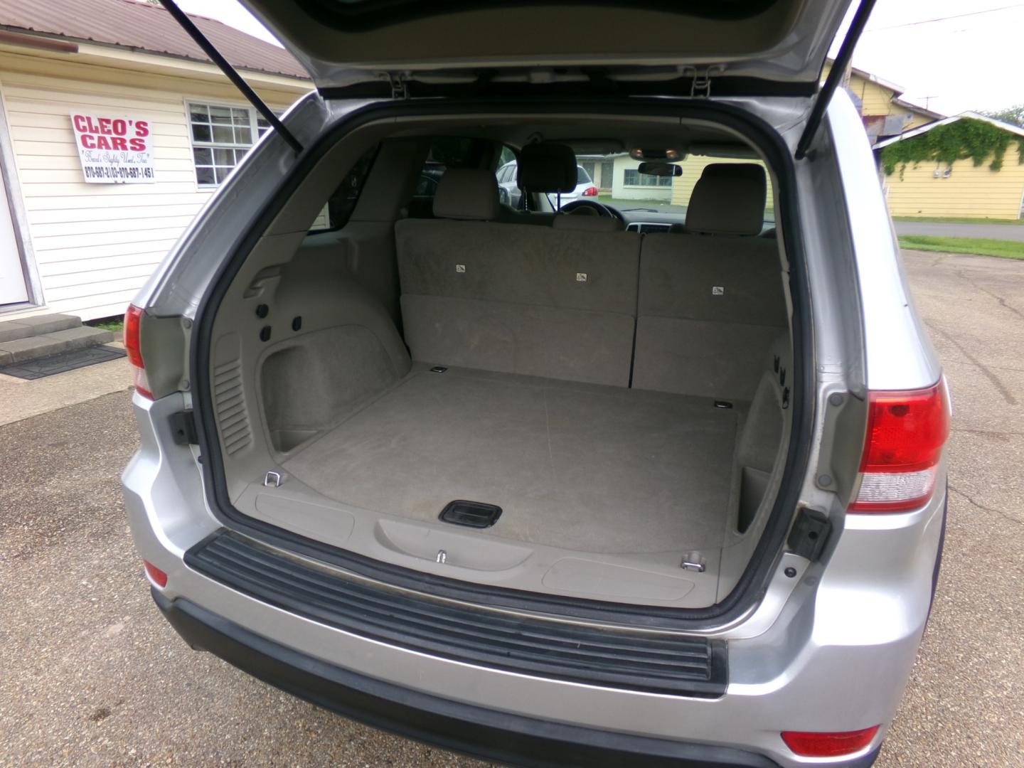 2011 Gray /Gray Jeep Grand Cherokee Laredo 2WD (1J4RS4GG4BC) with an 3.6L V6 DOHC 24V engine, 5-Speed Automatic transmission, located at 401 First NE, Bearden, AR, 71720, (870) 687-3414, 33.726528, -92.611519 - Photo#3